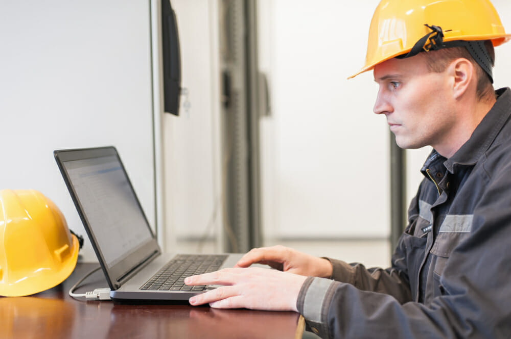 field-service-engineer-computer